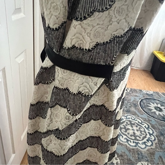 Eva Mendes for New York & Company Black and Cream Lace Mini Dress size 12 - Picture 6 of 10